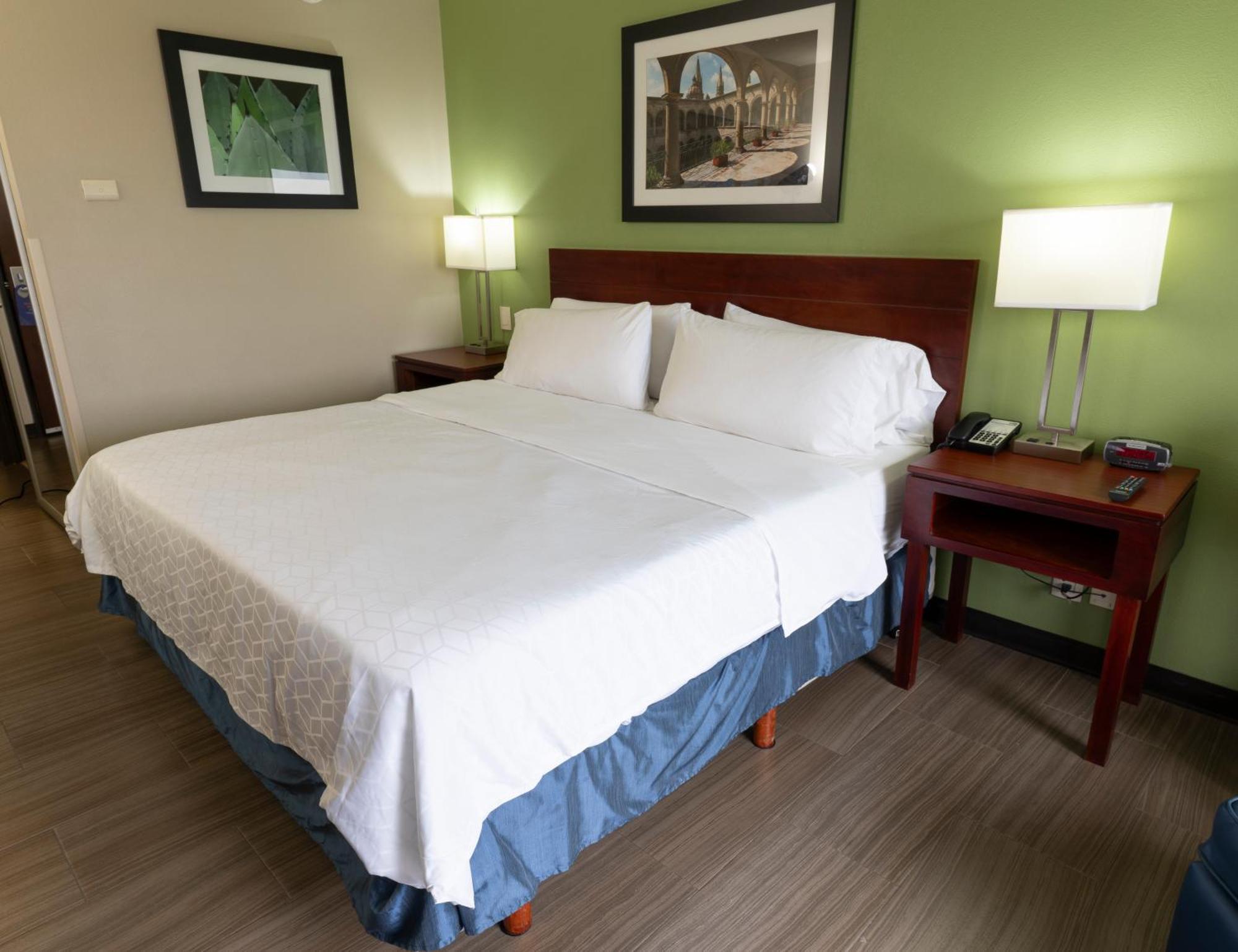 Holiday Inn Express Guadalajara Aeropuerto By Ihg Las Pintas 외부 사진
