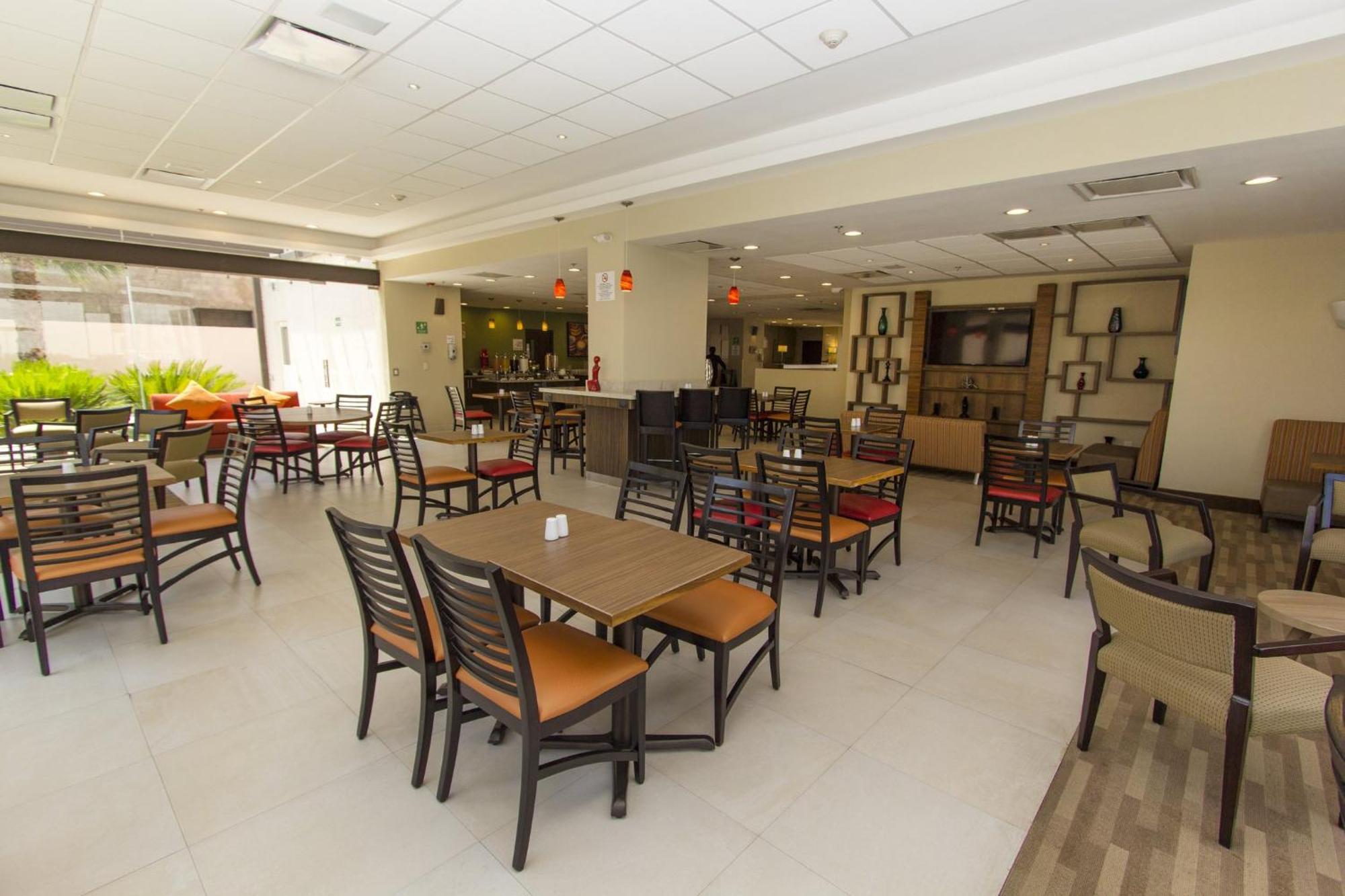 Holiday Inn Express Guadalajara Aeropuerto By Ihg Las Pintas 외부 사진