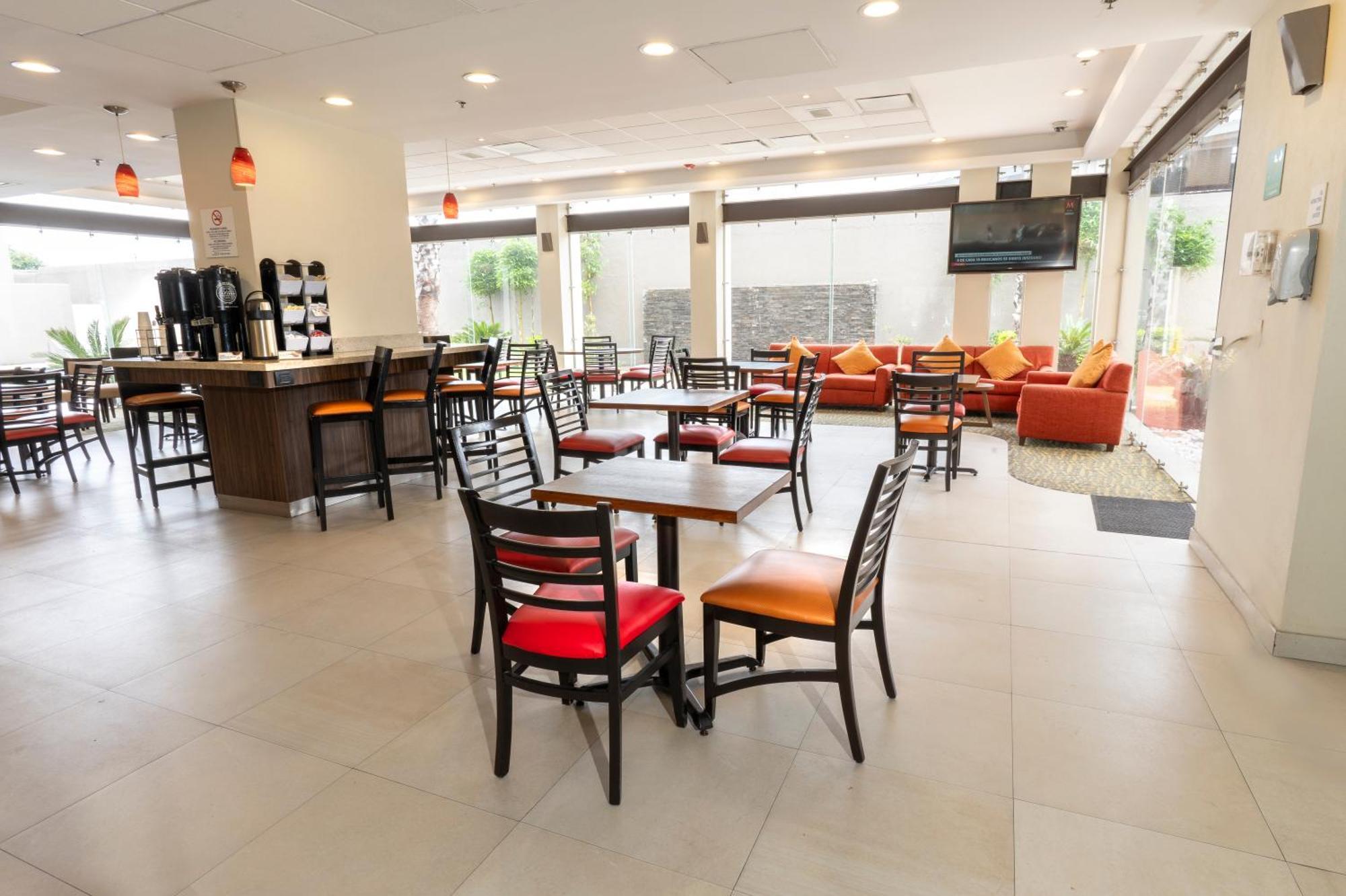 Holiday Inn Express Guadalajara Aeropuerto By Ihg Las Pintas 외부 사진