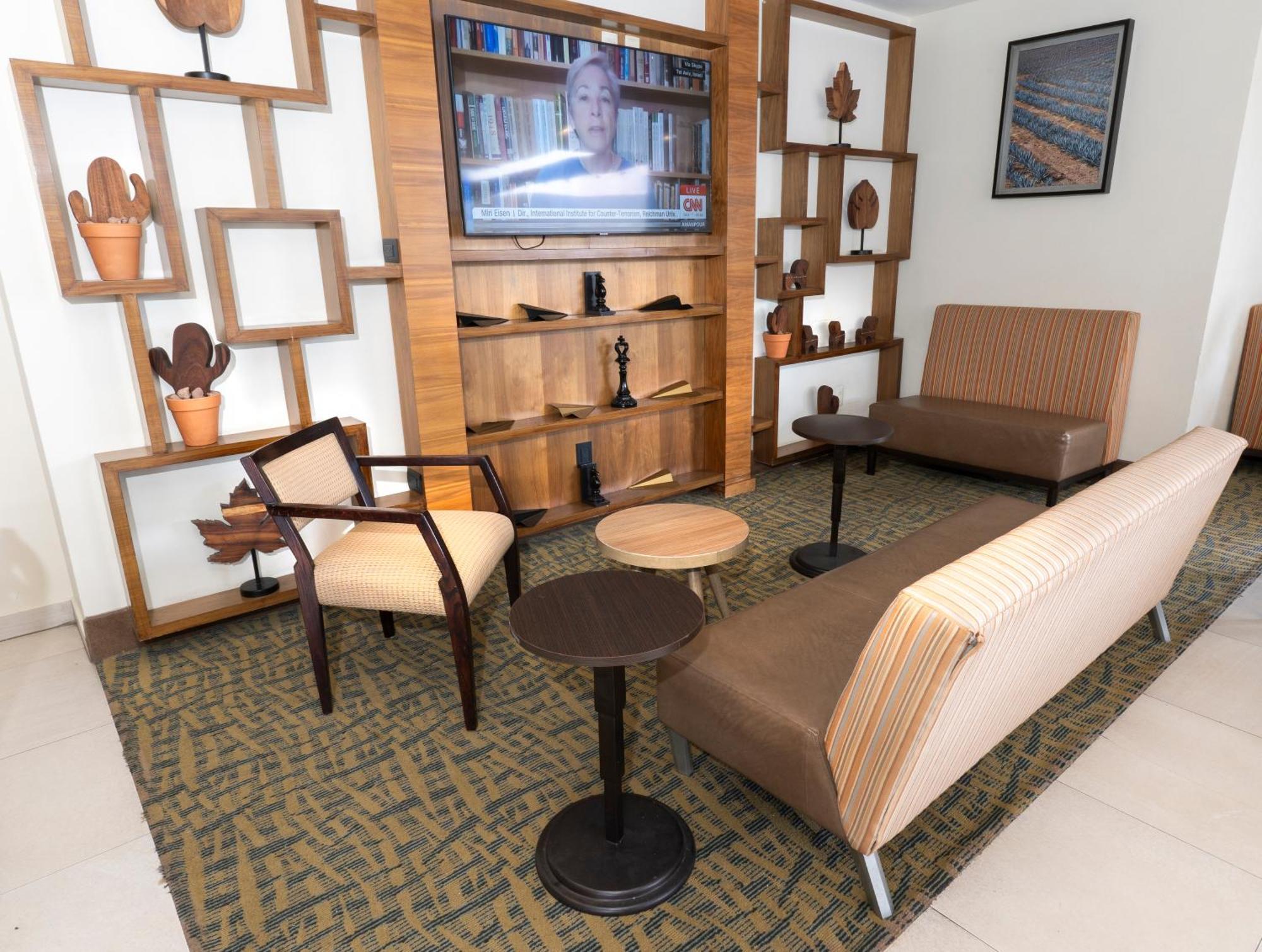 Holiday Inn Express Guadalajara Aeropuerto By Ihg Las Pintas 외부 사진