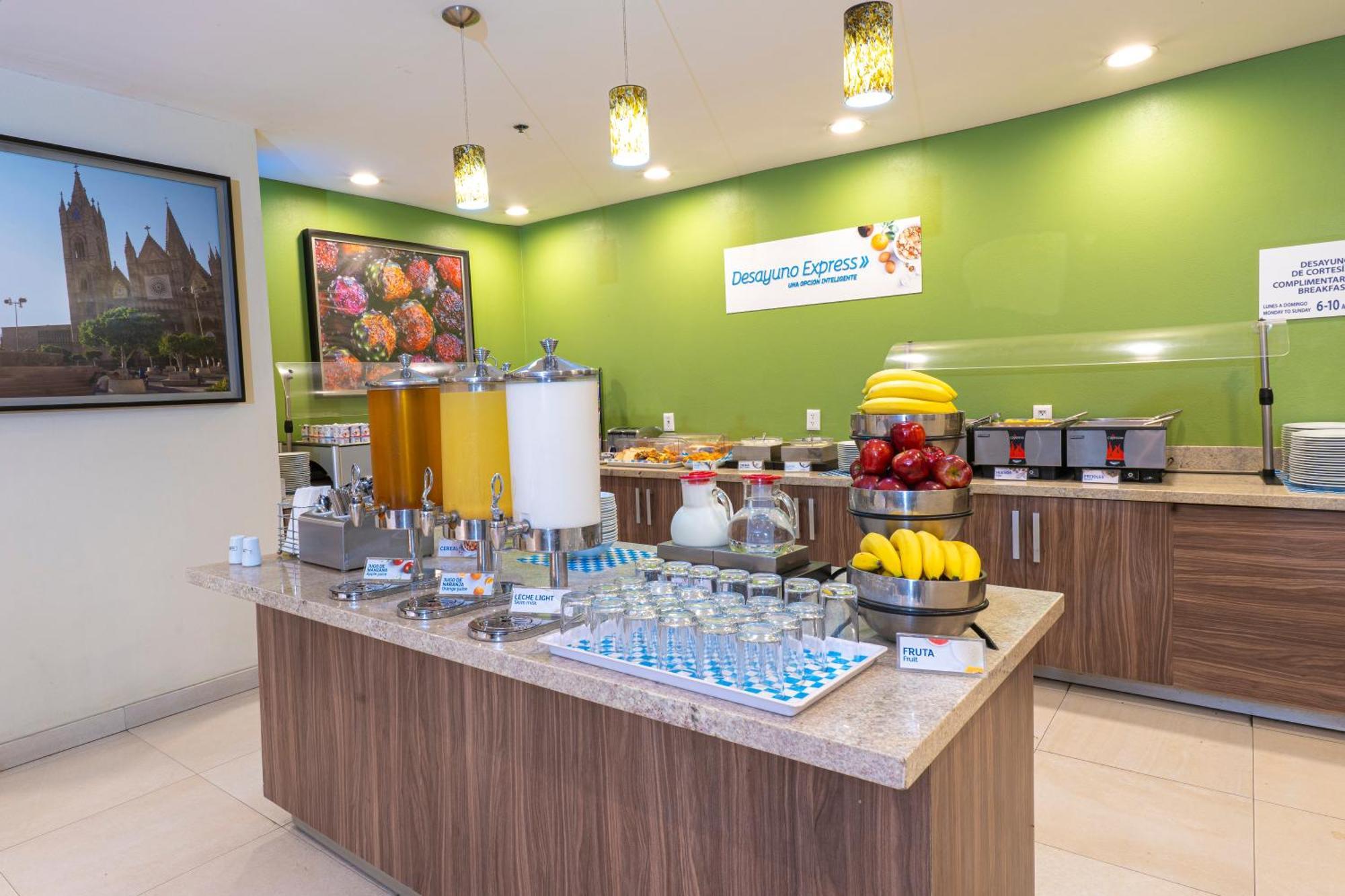 Holiday Inn Express Guadalajara Aeropuerto By Ihg Las Pintas 외부 사진